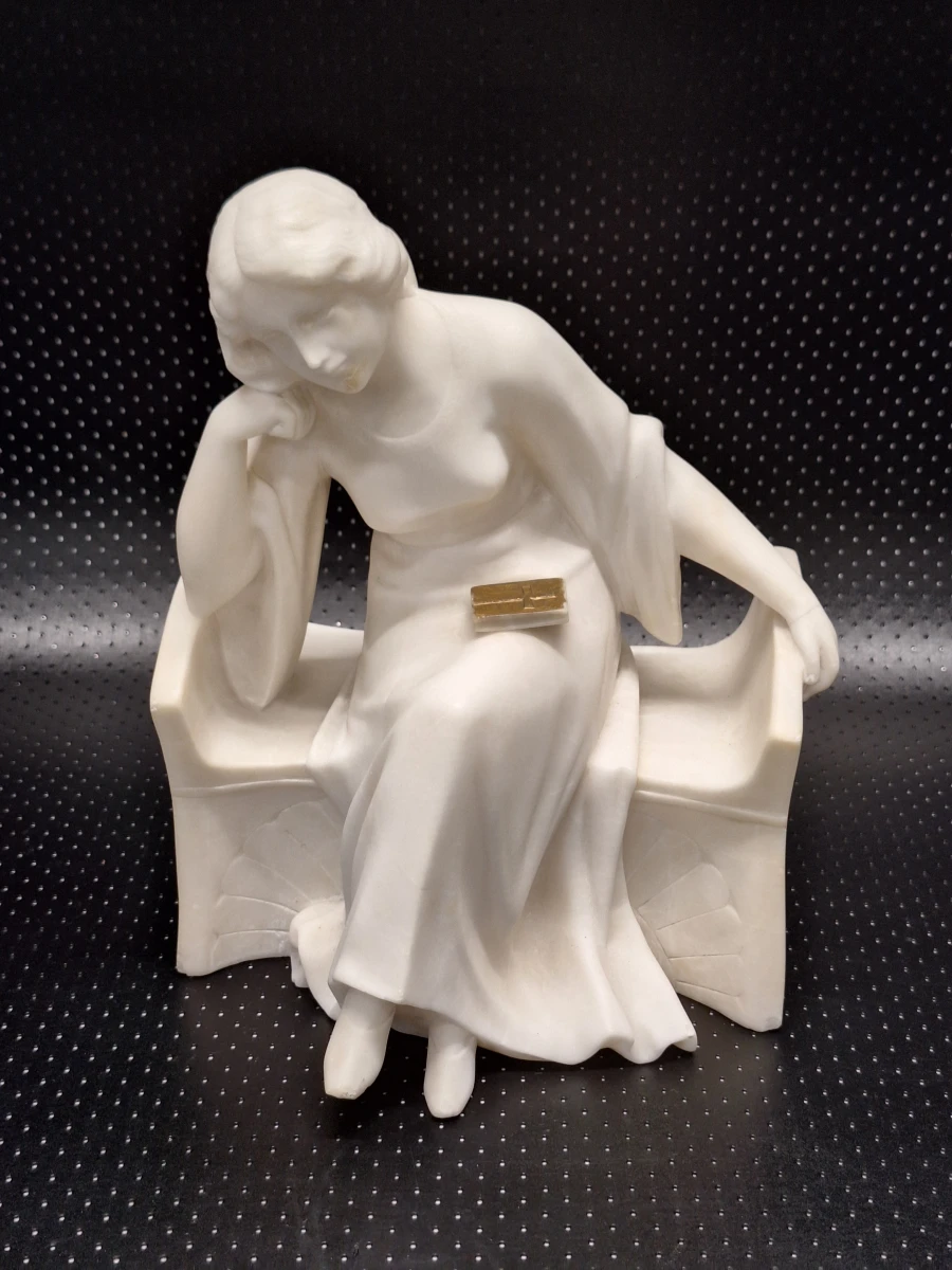 Art Deco sculptuur 'Lezende jonge vrouw' - Ezio Trapassi - natuursteen, Italië
