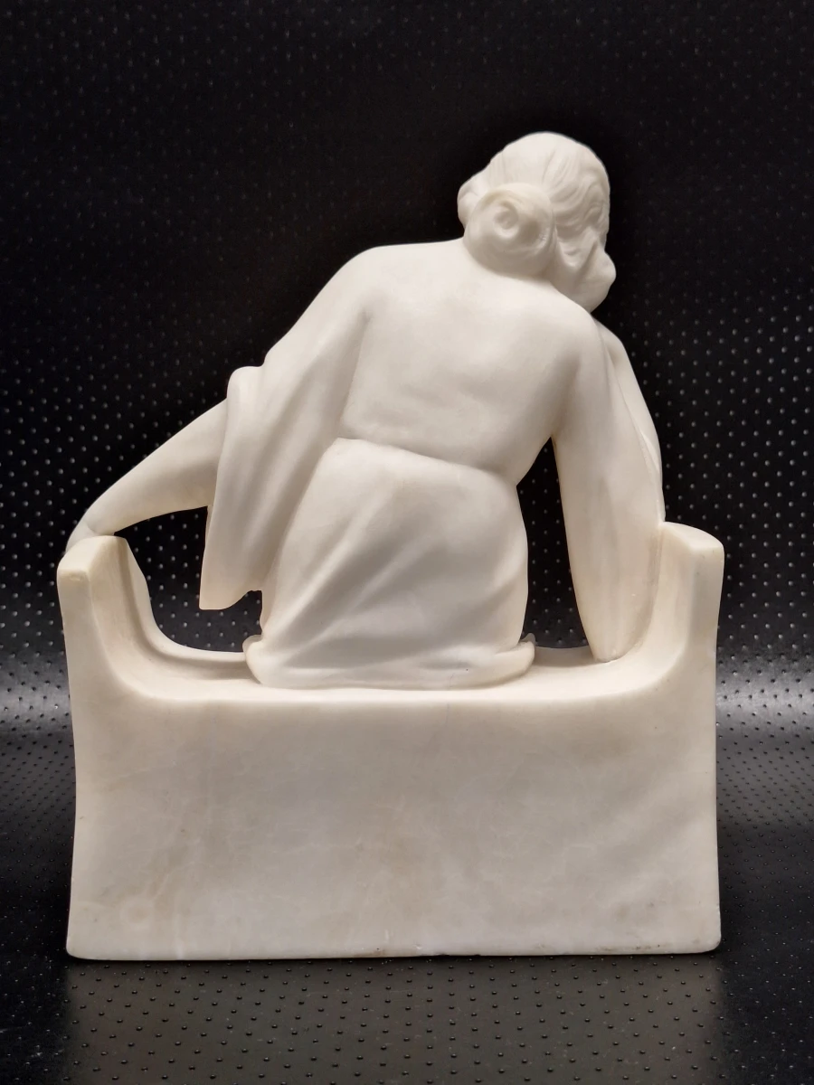 Art Deco sculptuur 'Lezende jonge vrouw' - Ezio Trapassi - natuursteen, Italië