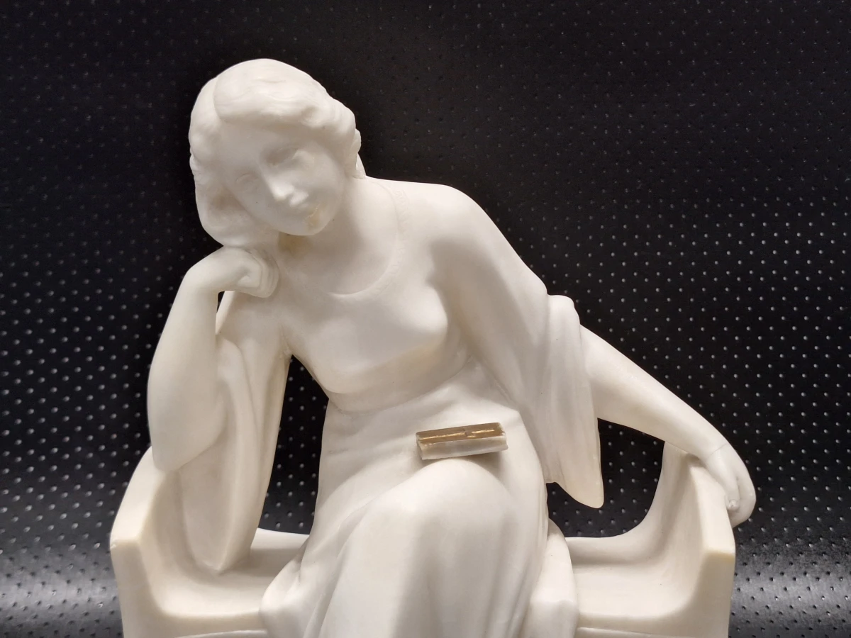 Art Deco sculptuur 'Lezende jonge vrouw' - Ezio Trapassi - natuursteen, Italië