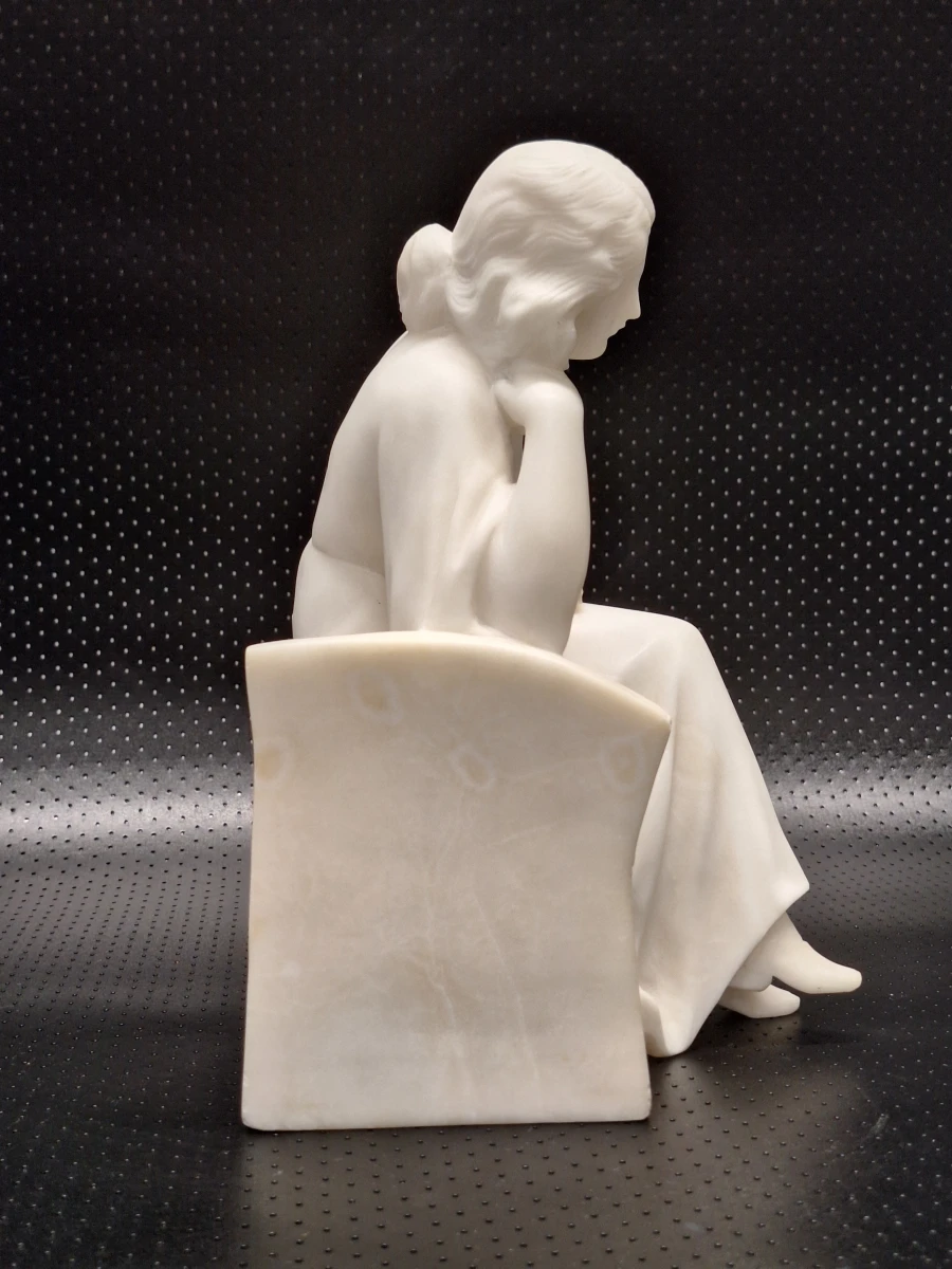 Art Deco sculptuur 'Lezende jonge vrouw' - Ezio Trapassi - natuursteen, Italië
