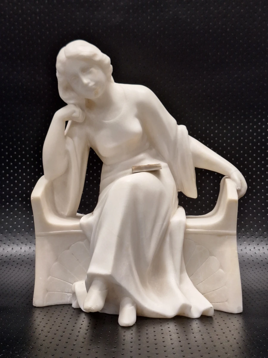 Art Deco sculptuur 'Lezende jonge vrouw' - Ezio Trapassi - natuursteen, Italië