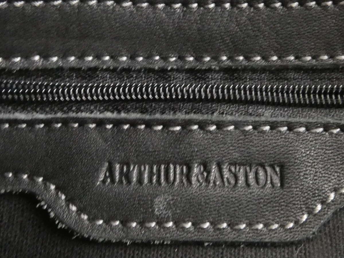 Zwarte leren schoudertas Arthur & Aston