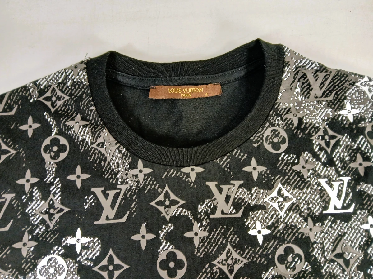 Louis Vuitton zwart T-shirt met zilveren print, maat S