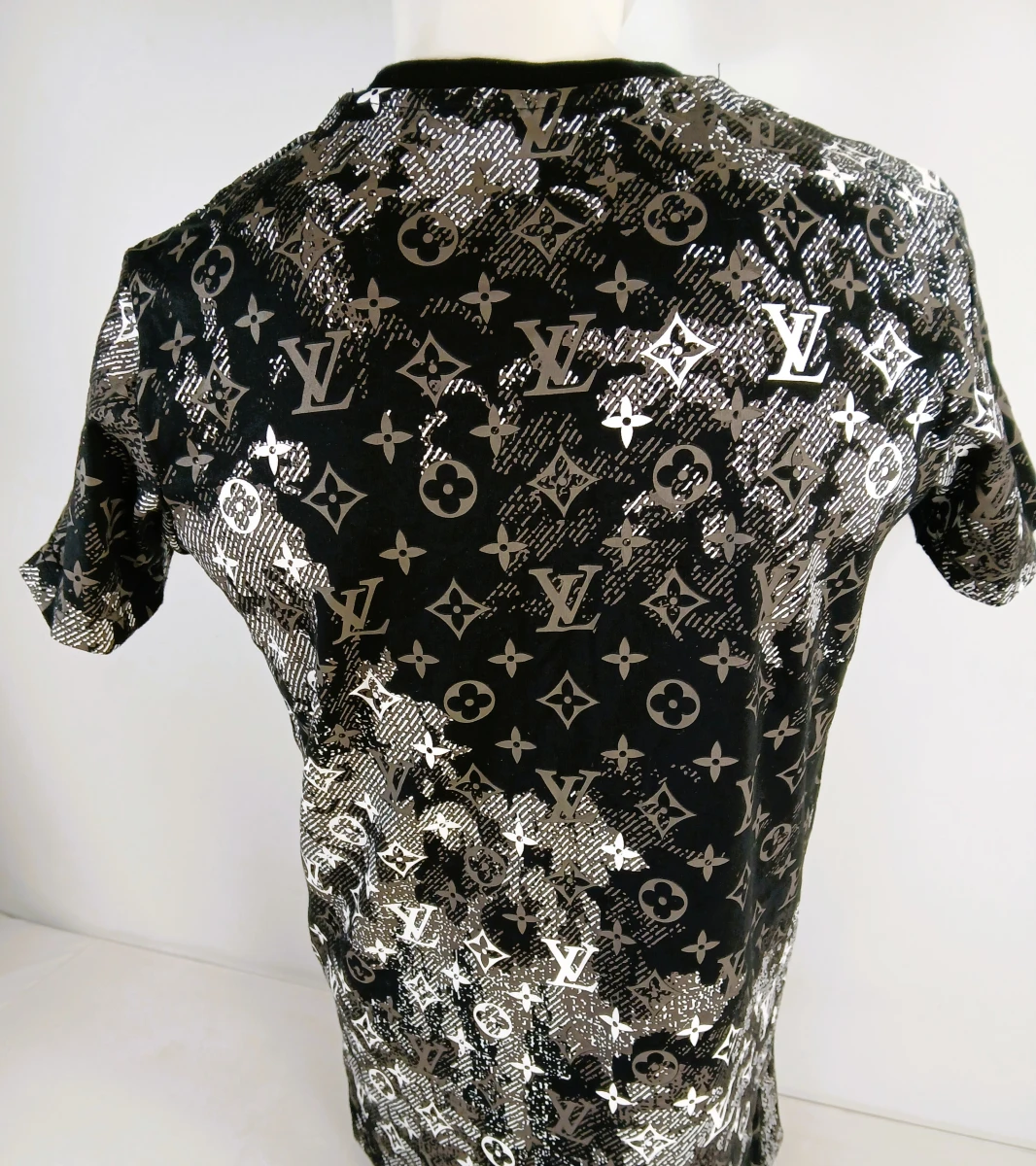 Louis Vuitton zwart T-shirt met zilveren print, maat S