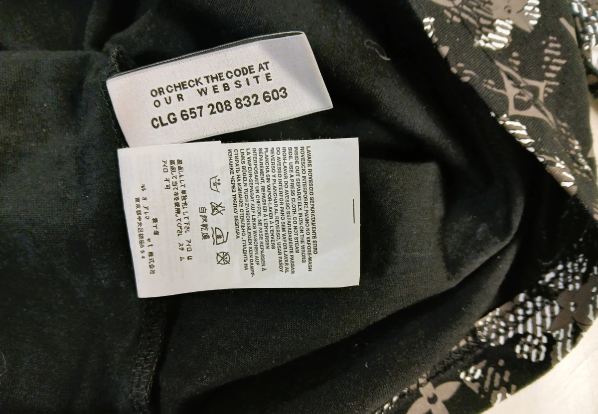 Louis Vuitton zwart T-shirt met zilveren print, maat S