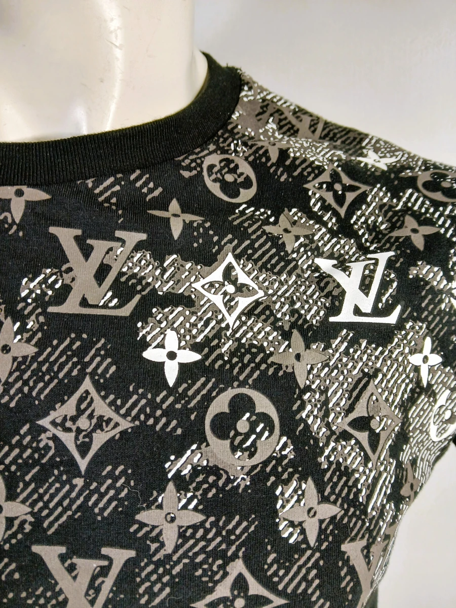 Louis Vuitton zwart T-shirt met zilveren print, maat S