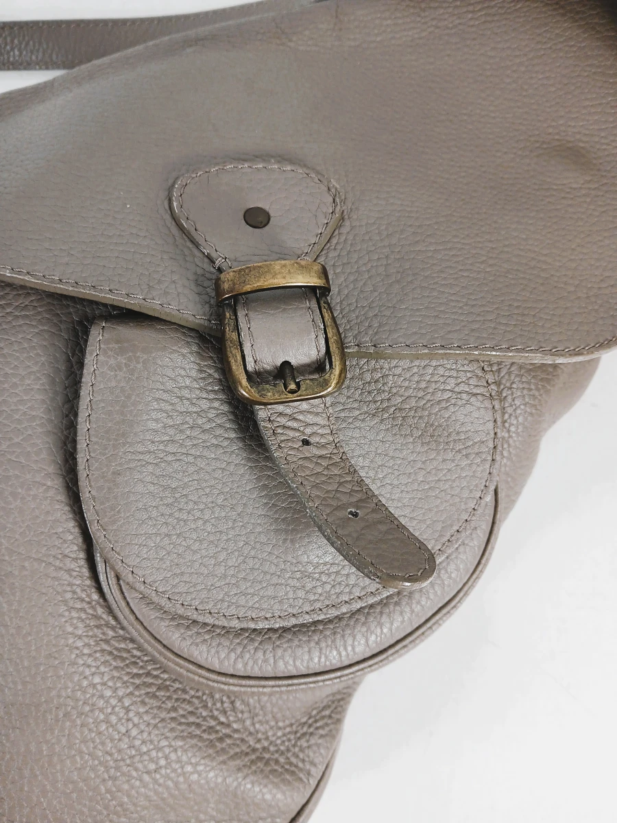Beige leren schoudertas van Natan met klep en klein vakje