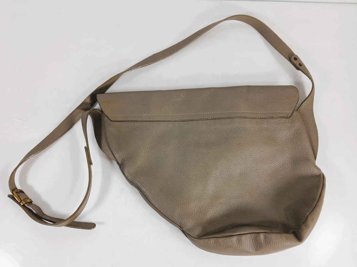 Beige leren schoudertas van Natan met klep en klein vakje