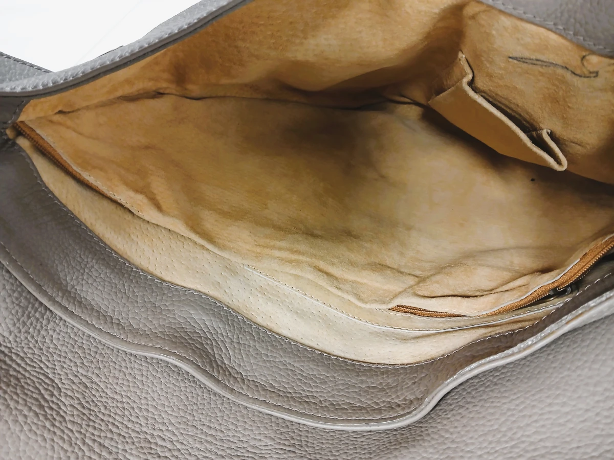 Beige leren schoudertas van Natan met klep en klein vakje