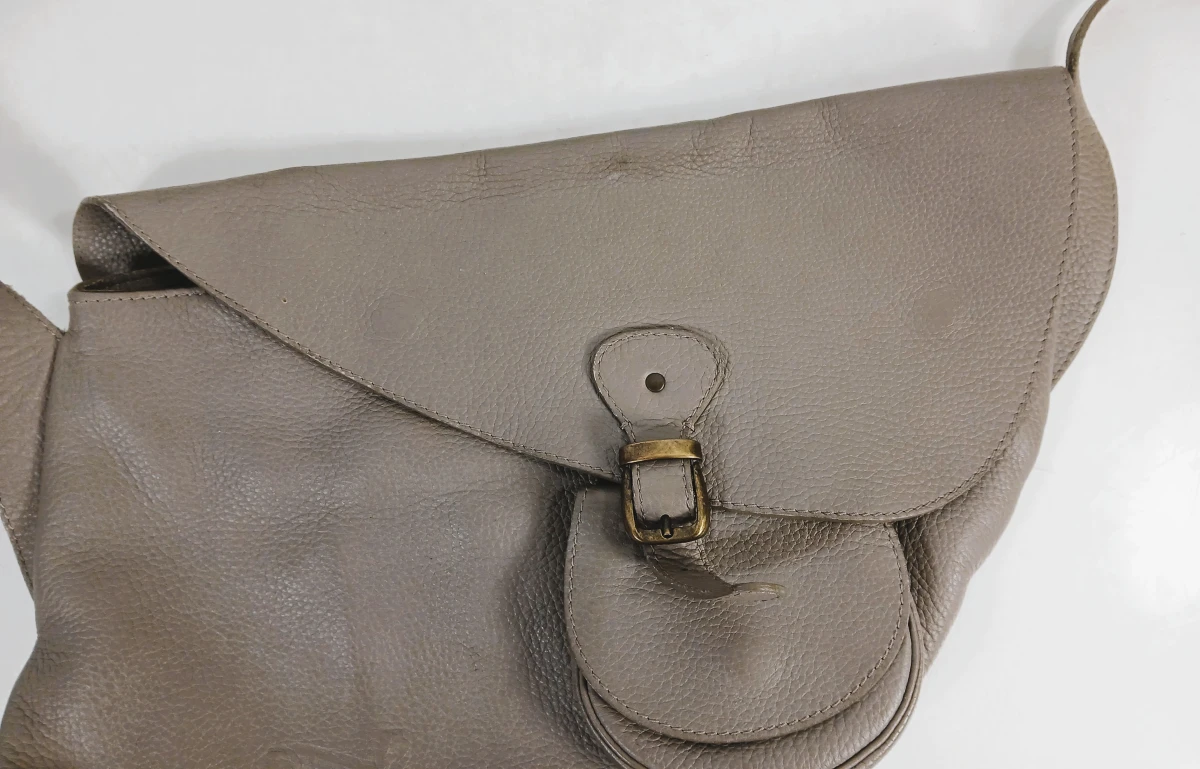 Beige leren schoudertas van Natan met klep en klein vakje