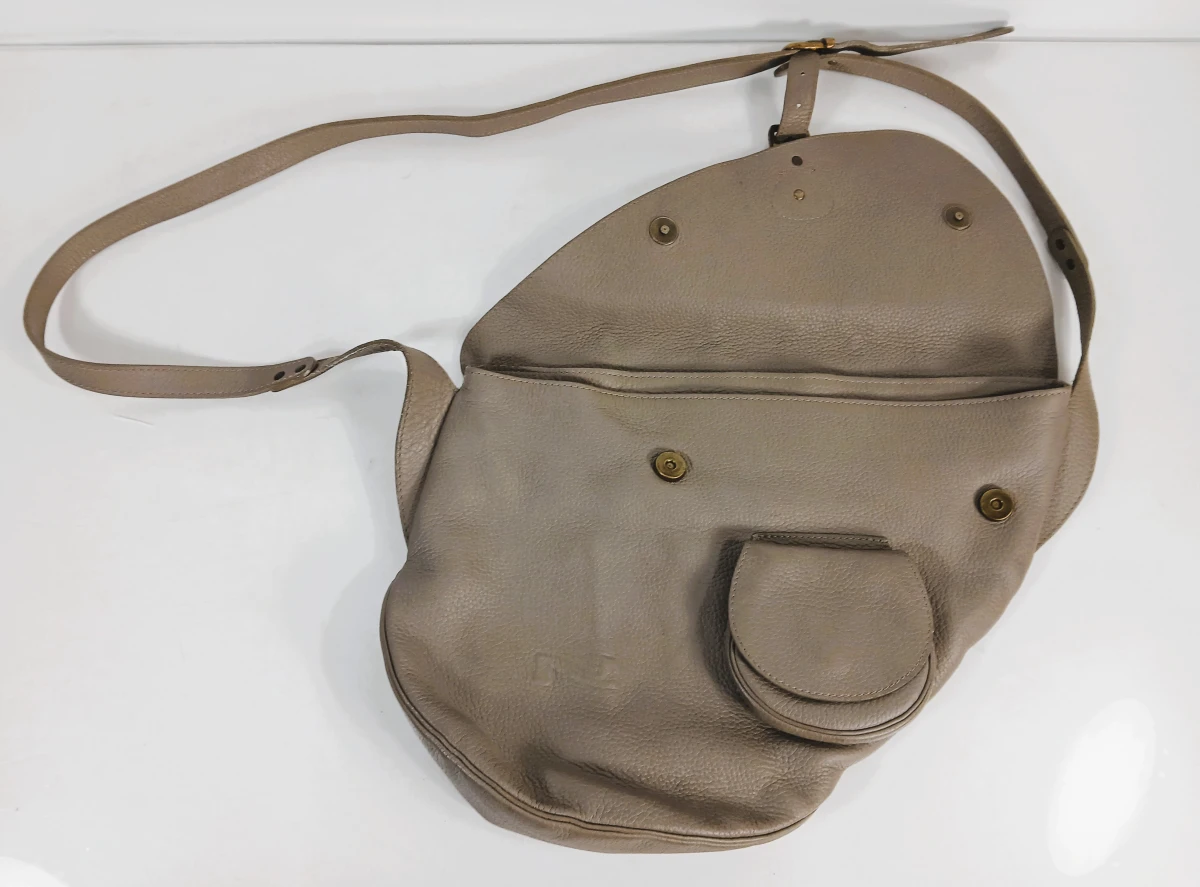 Beige leren schoudertas van Natan met klep en klein vakje