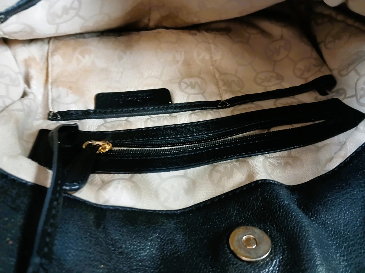 Michael Kors zwarte leren handtas met gouden accenten