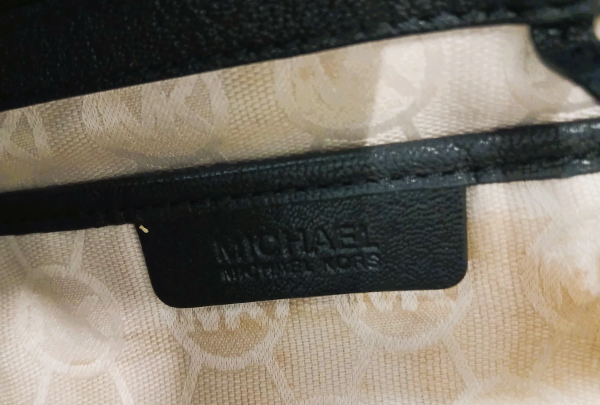 Michael Kors zwarte leren handtas met gouden accenten