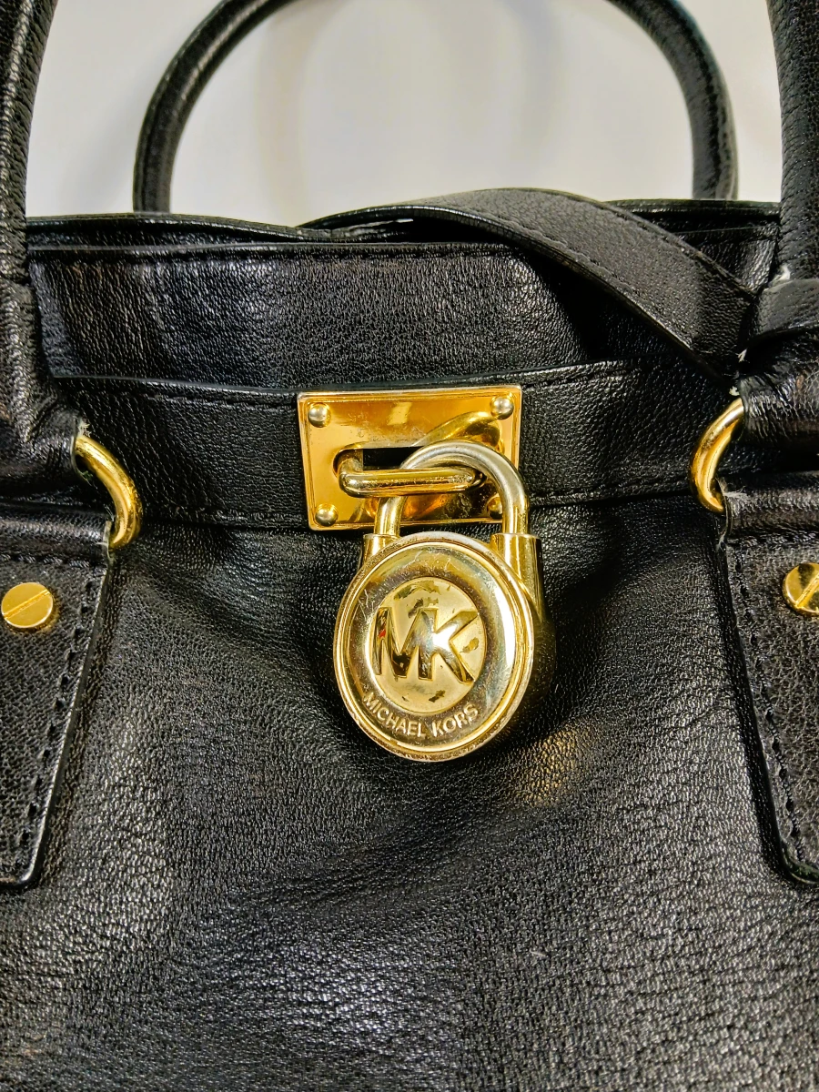 Michael Kors zwarte leren handtas met gouden accenten
