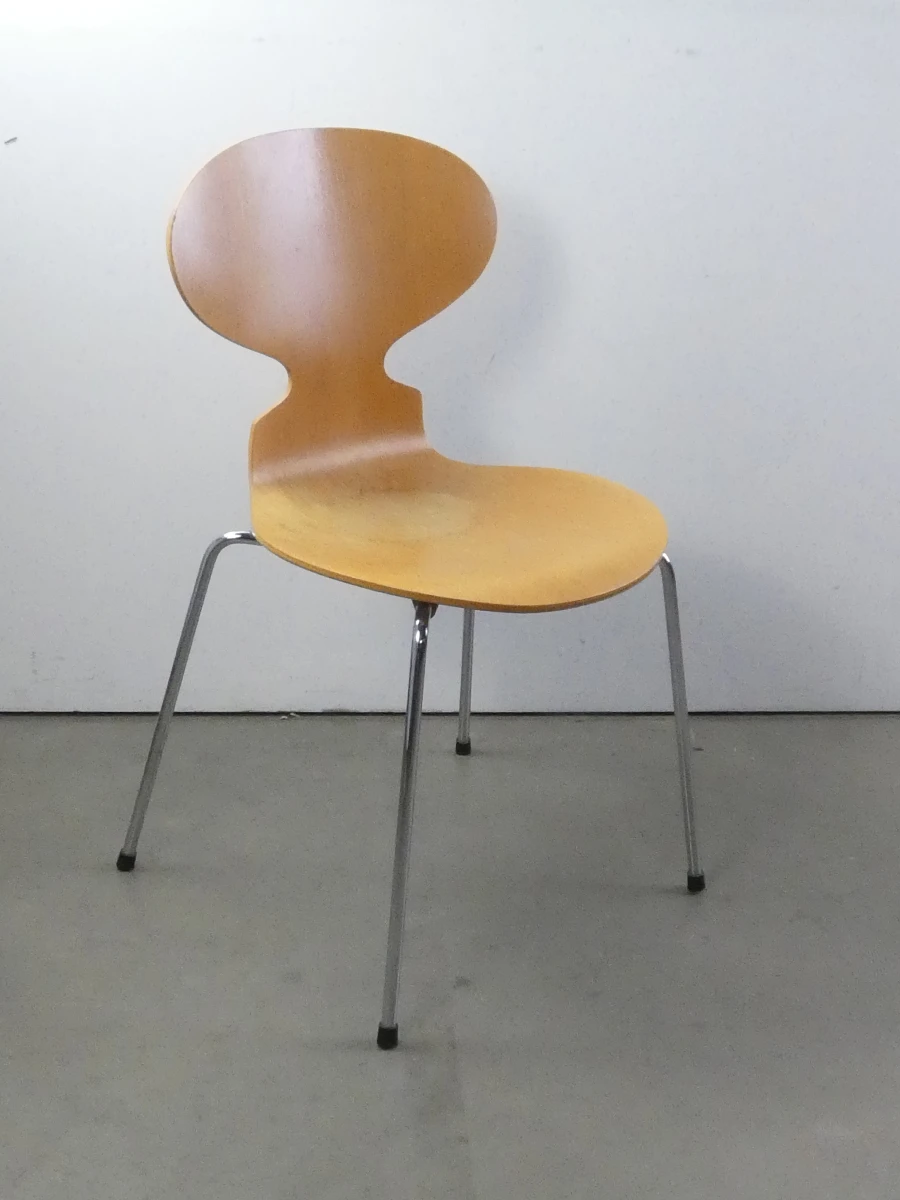 Arne Jacobsen Fritz Hansen vlinderstoel van verchroomd staal en houtfineer