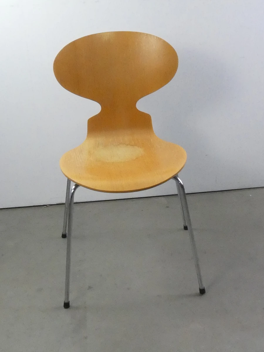 Arne Jacobsen Fritz Hansen vlinderstoel van verchroomd staal en houtfineer