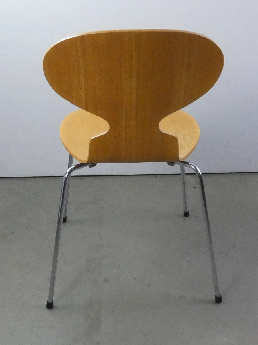 Arne Jacobsen Fritz Hansen vlinderstoel van verchroomd staal en houtfineer
