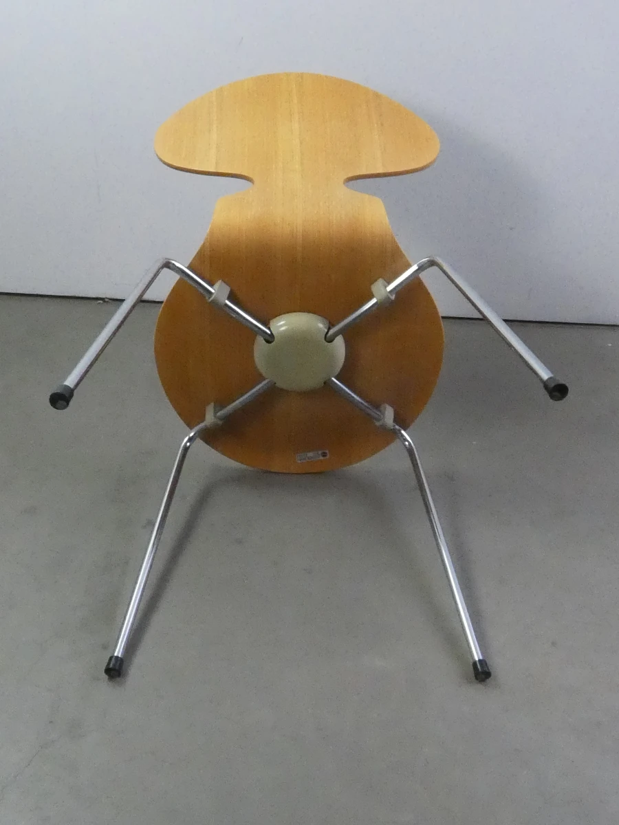 Arne Jacobsen Fritz Hansen vlinderstoel van verchroomd staal en houtfineer