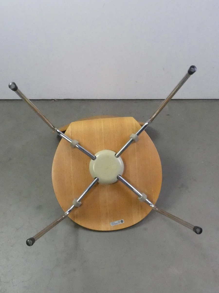 Arne Jacobsen Fritz Hansen vlinderstoel van verchroomd staal en houtfineer