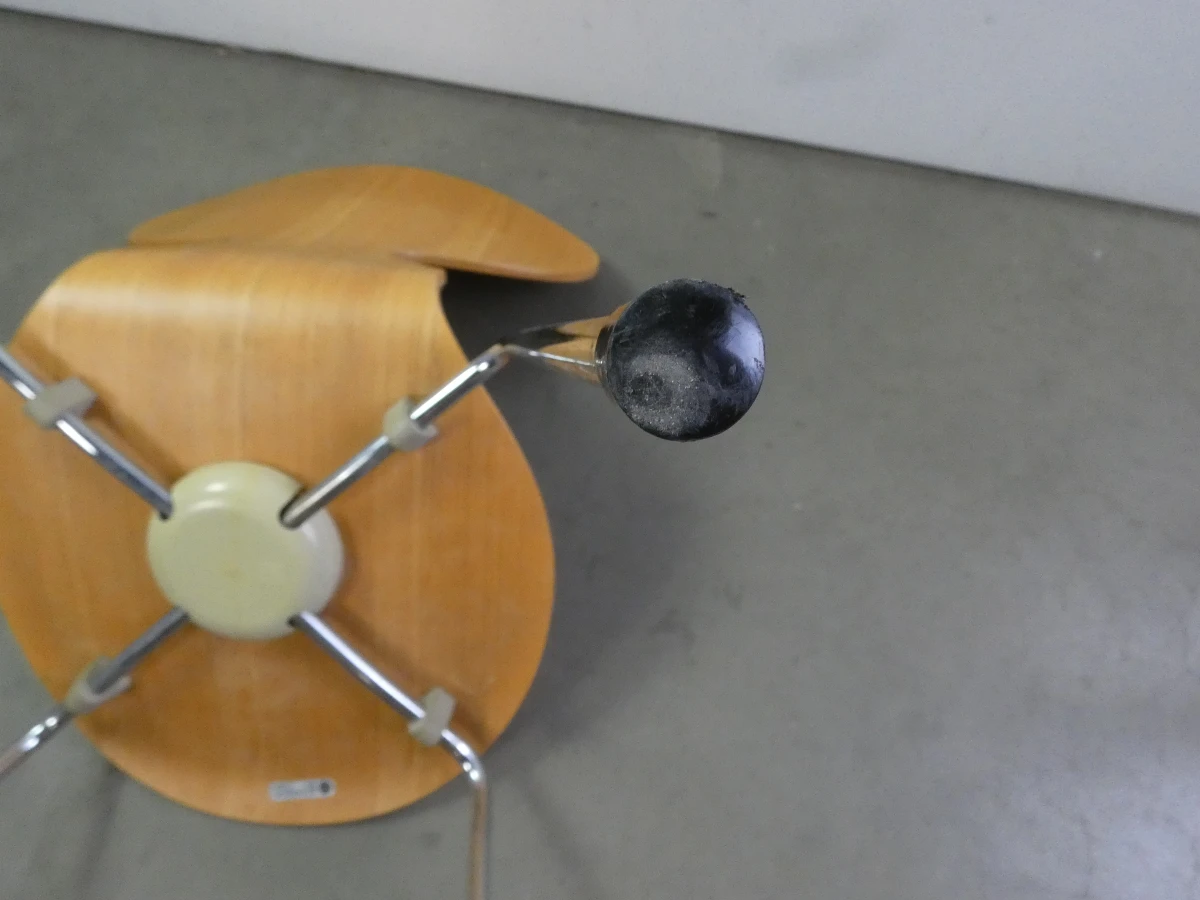 Arne Jacobsen Fritz Hansen vlinderstoel van verchroomd staal en houtfineer