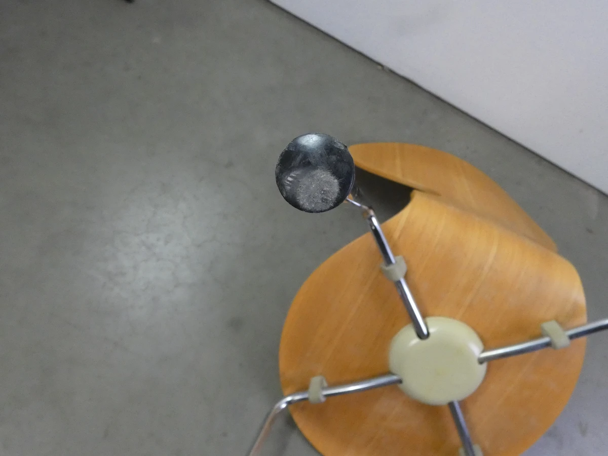 Arne Jacobsen Fritz Hansen vlinderstoel van verchroomd staal en houtfineer