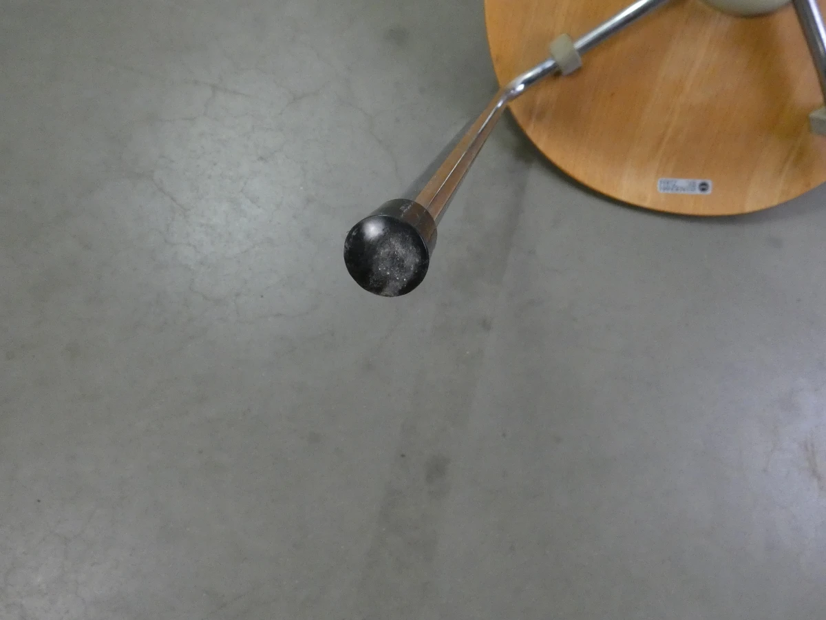 Arne Jacobsen Fritz Hansen vlinderstoel van verchroomd staal en houtfineer