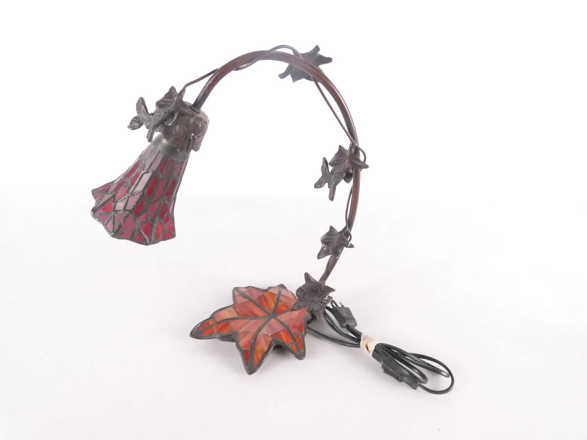 Tiffany stijl tafellamp met blad- en vlindermotief