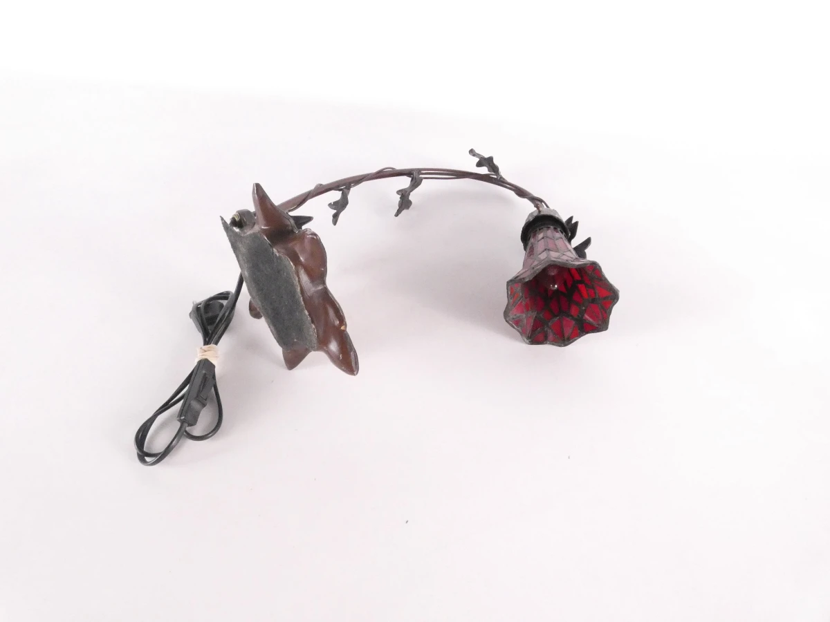 Tiffany stijl tafellamp met blad- en vlindermotief