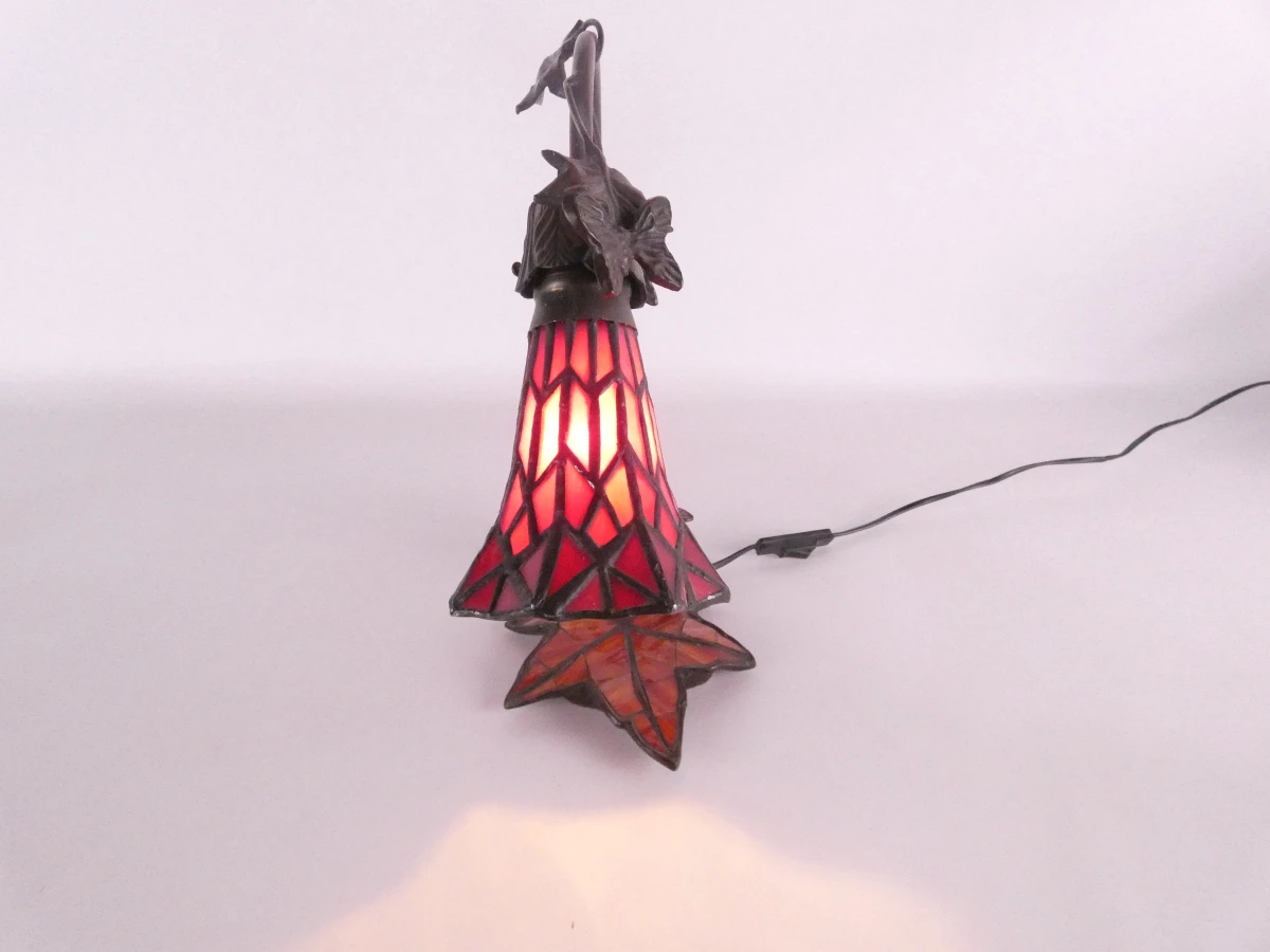 Tiffany stijl tafellamp met blad- en vlindermotief
