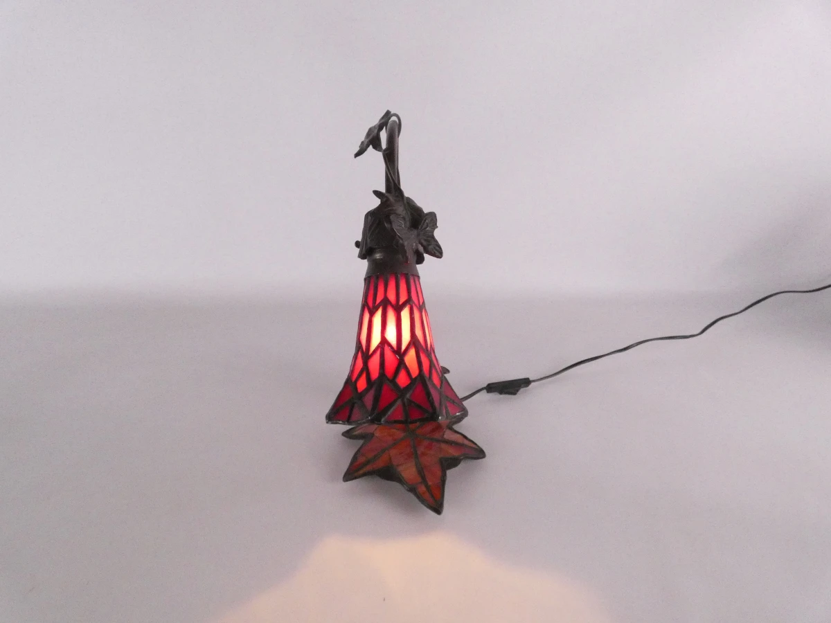 Tiffany stijl tafellamp met blad- en vlindermotief