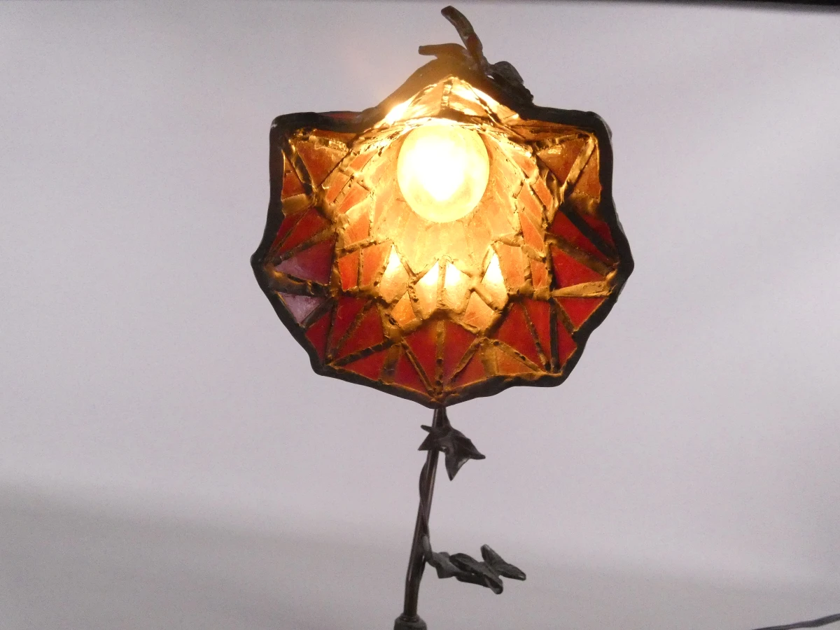 Tiffany stijl tafellamp met blad- en vlindermotief