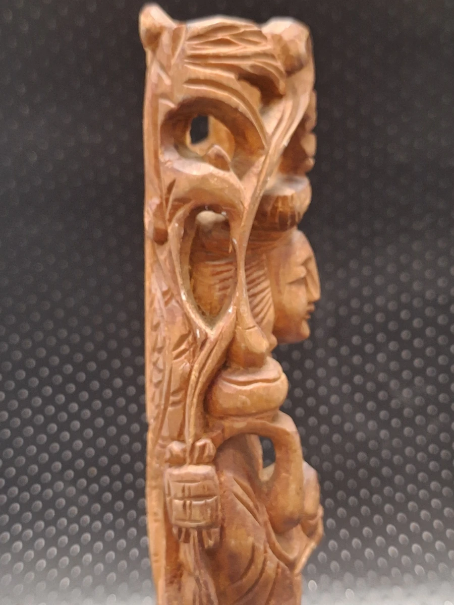 Handgesneden Chinees houten beeld van Longnü met draak - vintage boeddhistische houtsnijwerk