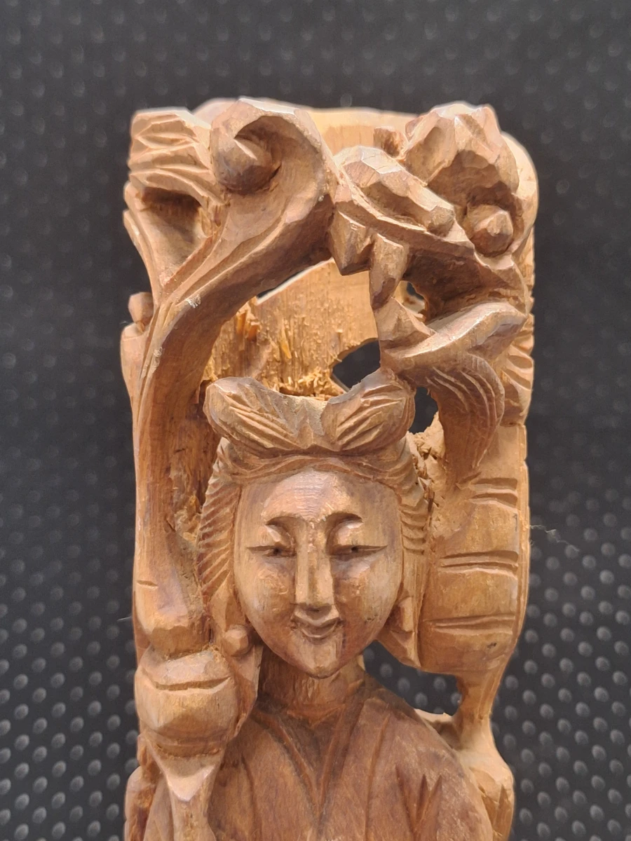 Handgesneden Chinees houten beeld van Longnü met draak - vintage boeddhistische houtsnijwerk