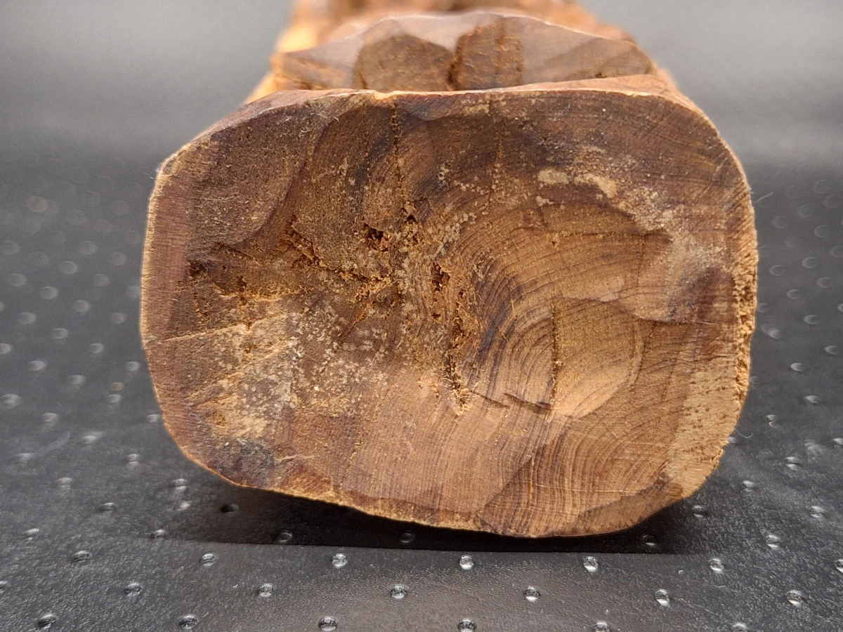 Handgesneden Chinees houten beeld van Longnü met draak - vintage boeddhistische houtsnijwerk