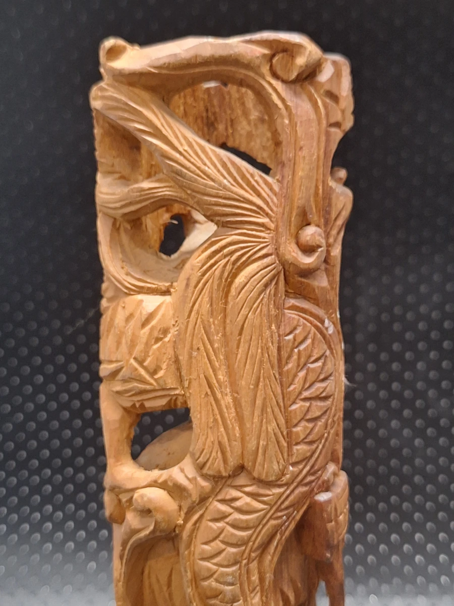 Handgesneden Chinees houten beeld van Longnü met draak - vintage boeddhistische houtsnijwerk