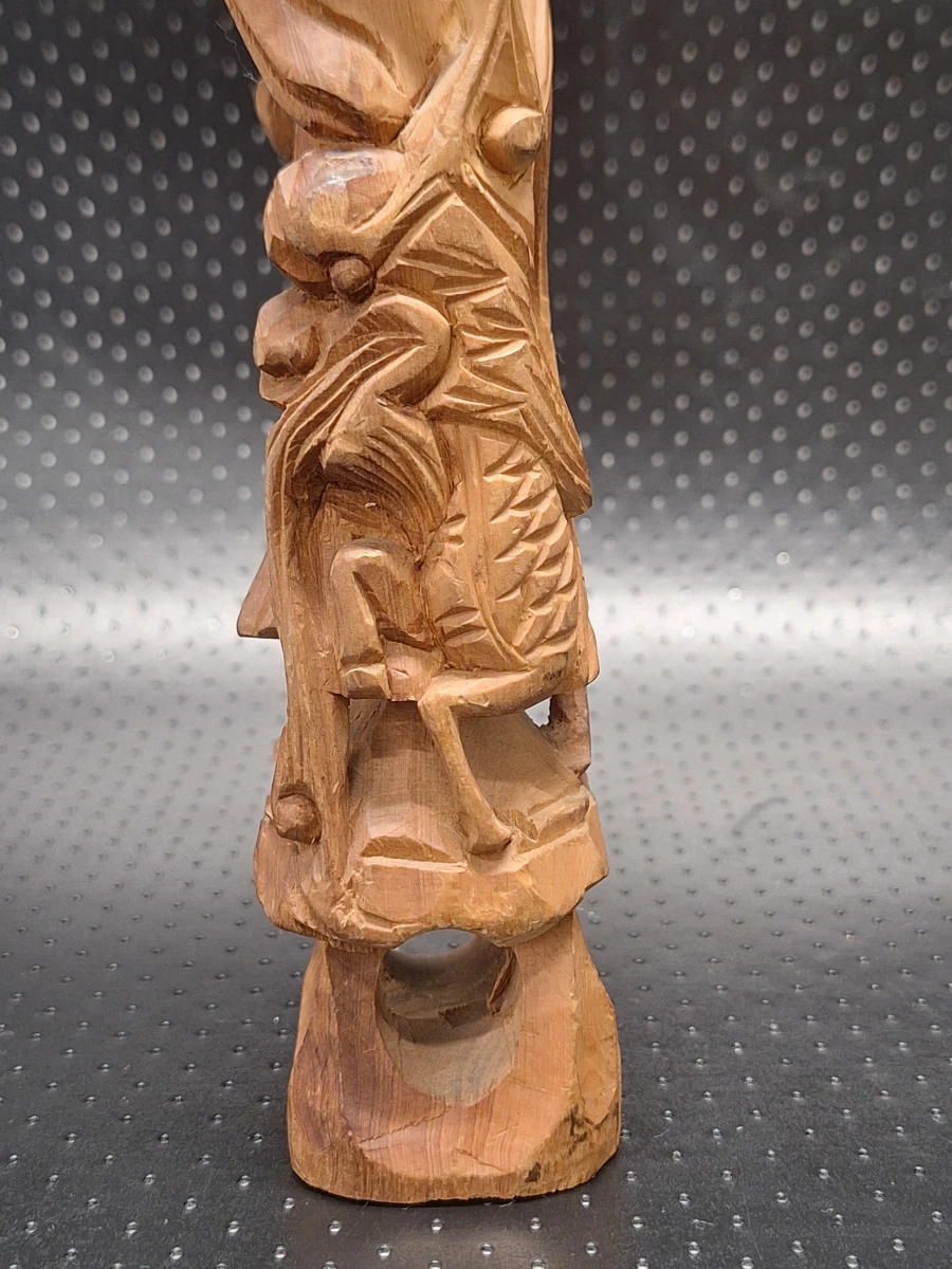 Handgesneden Chinees houten beeld van Longnü met draak - vintage boeddhistische houtsnijwerk