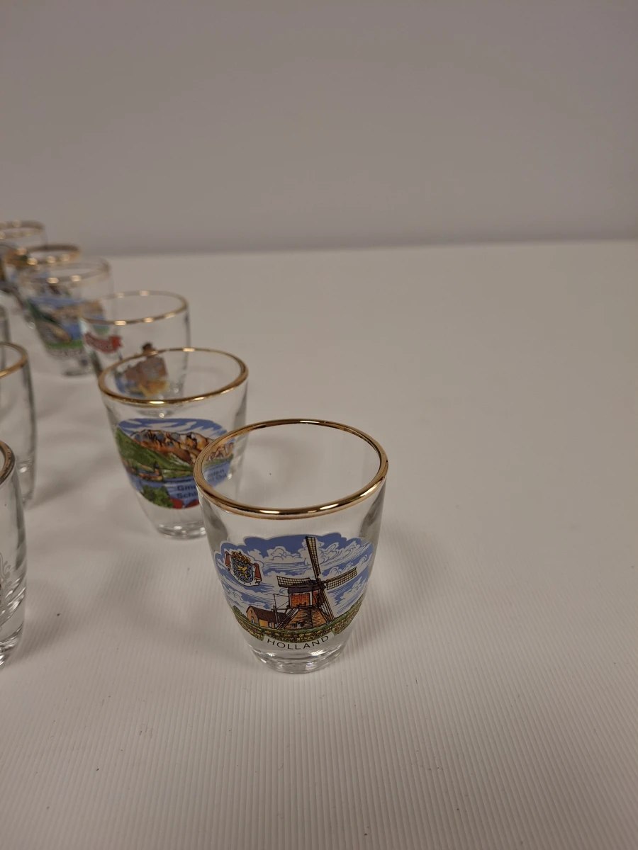 Set van 30 souvenir shotglaasjes met gouden rand en diverse locaties