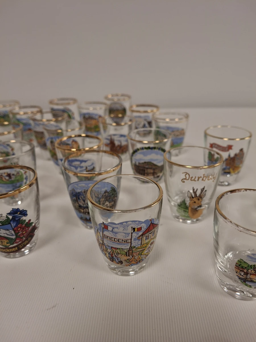 Set van 30 souvenir shotglaasjes met gouden rand en diverse locaties
