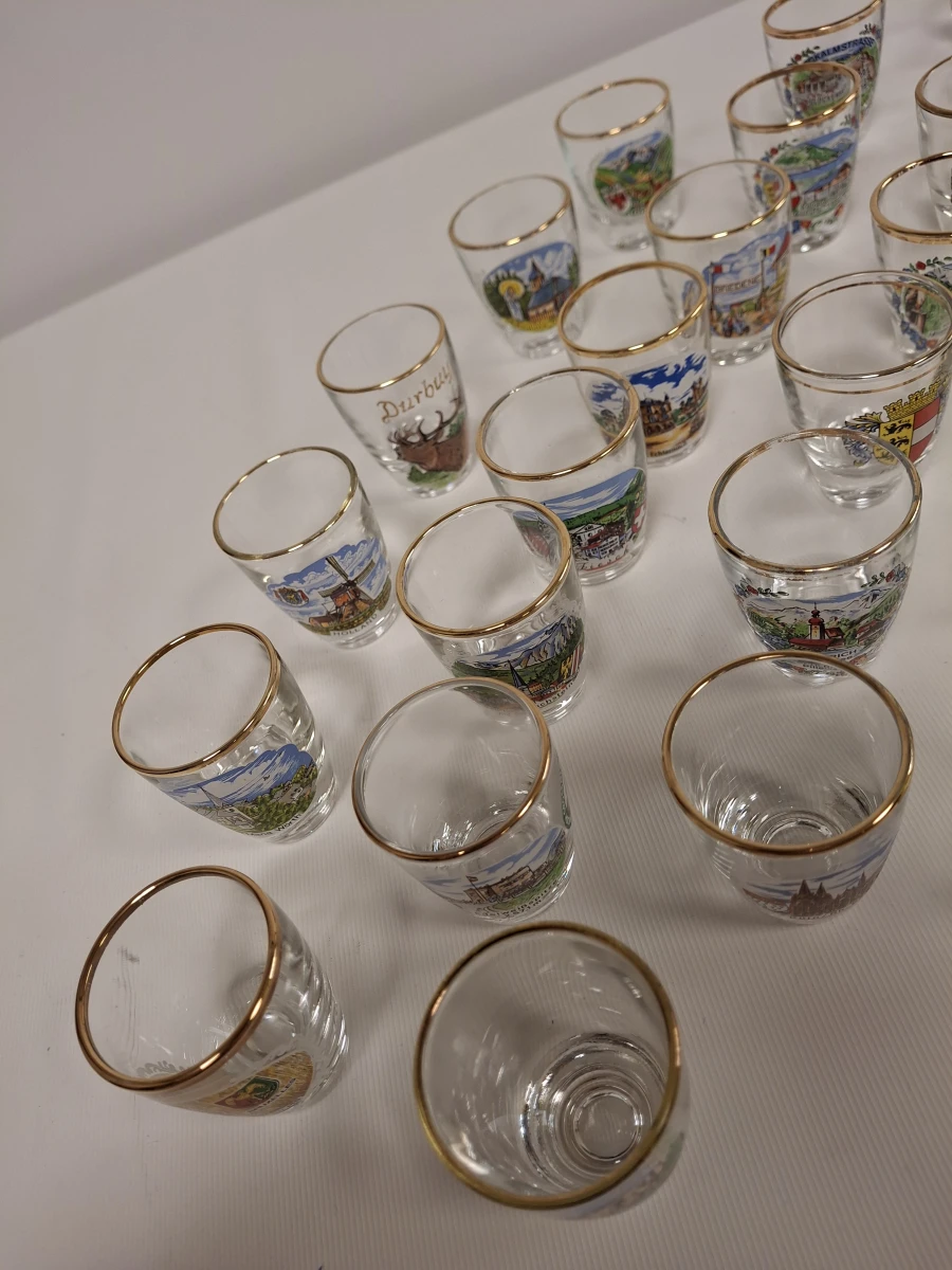 Set van 30 souvenir shotglaasjes met gouden rand en diverse locaties