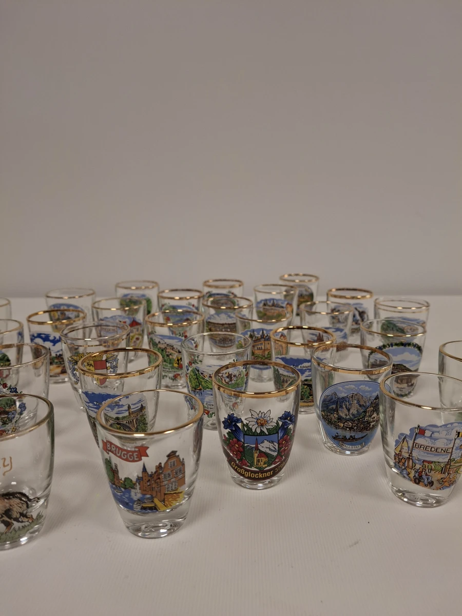 Set van 30 souvenir shotglaasjes met gouden rand en diverse locaties