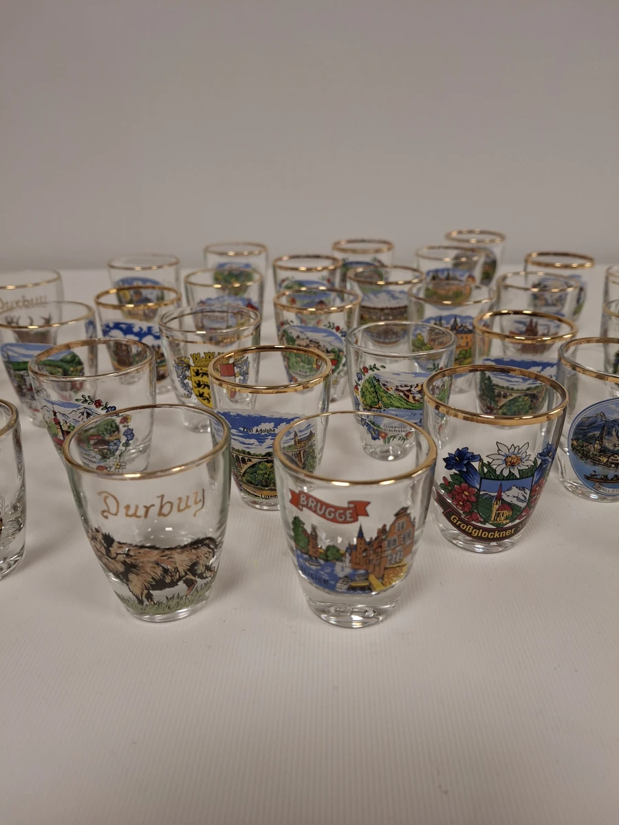 Set van 30 souvenir shotglaasjes met gouden rand en diverse locaties