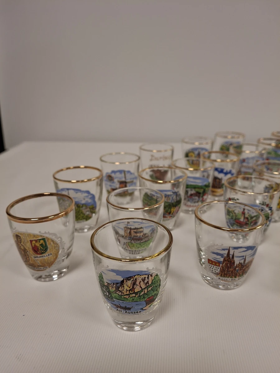 Set van 30 souvenir shotglaasjes met gouden rand en diverse locaties