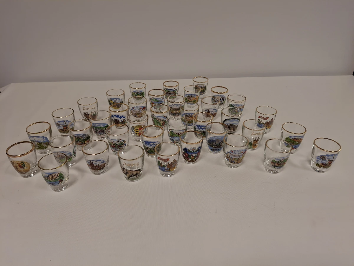 Set van 30 souvenir shotglaasjes met gouden rand en diverse locaties