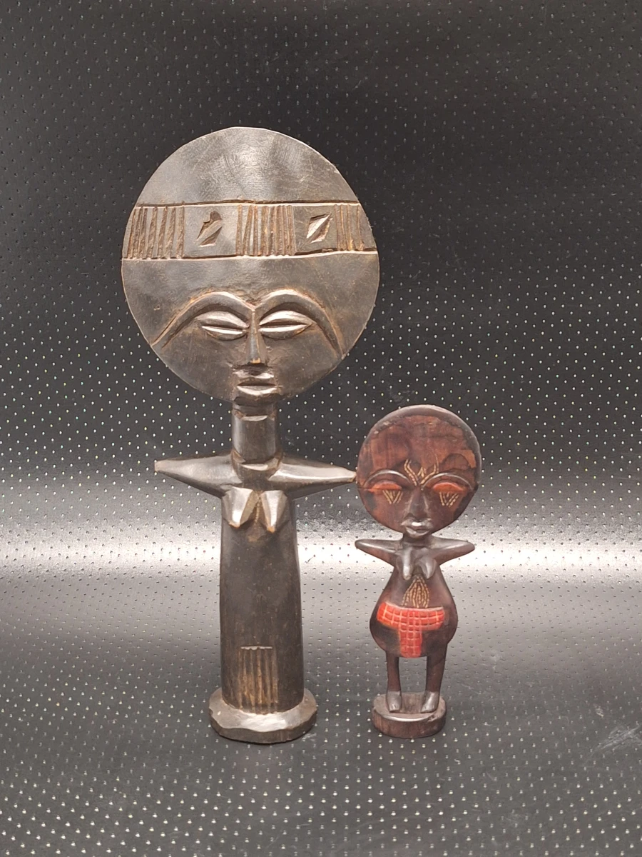 Set van 2 Ashanti/Akan Akuaba vruchtbaarheidspoppen - traditioneel houtsnijwerk (Ghana)