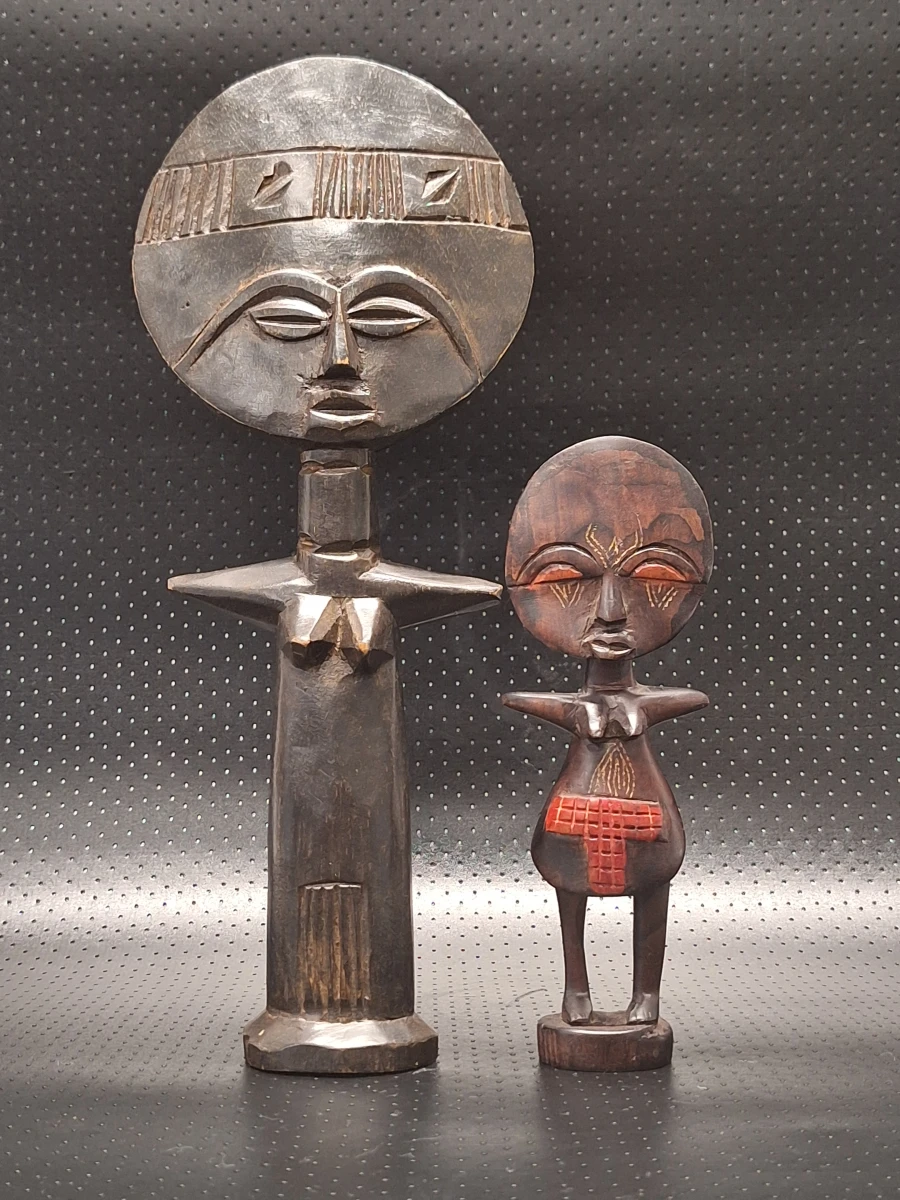 Set van 2 Ashanti/Akan Akuaba vruchtbaarheidspoppen - traditioneel houtsnijwerk (Ghana)