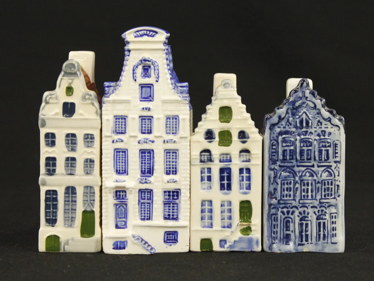 Set van 4 handgeschilderde Delfts blauwe keramische huisjes