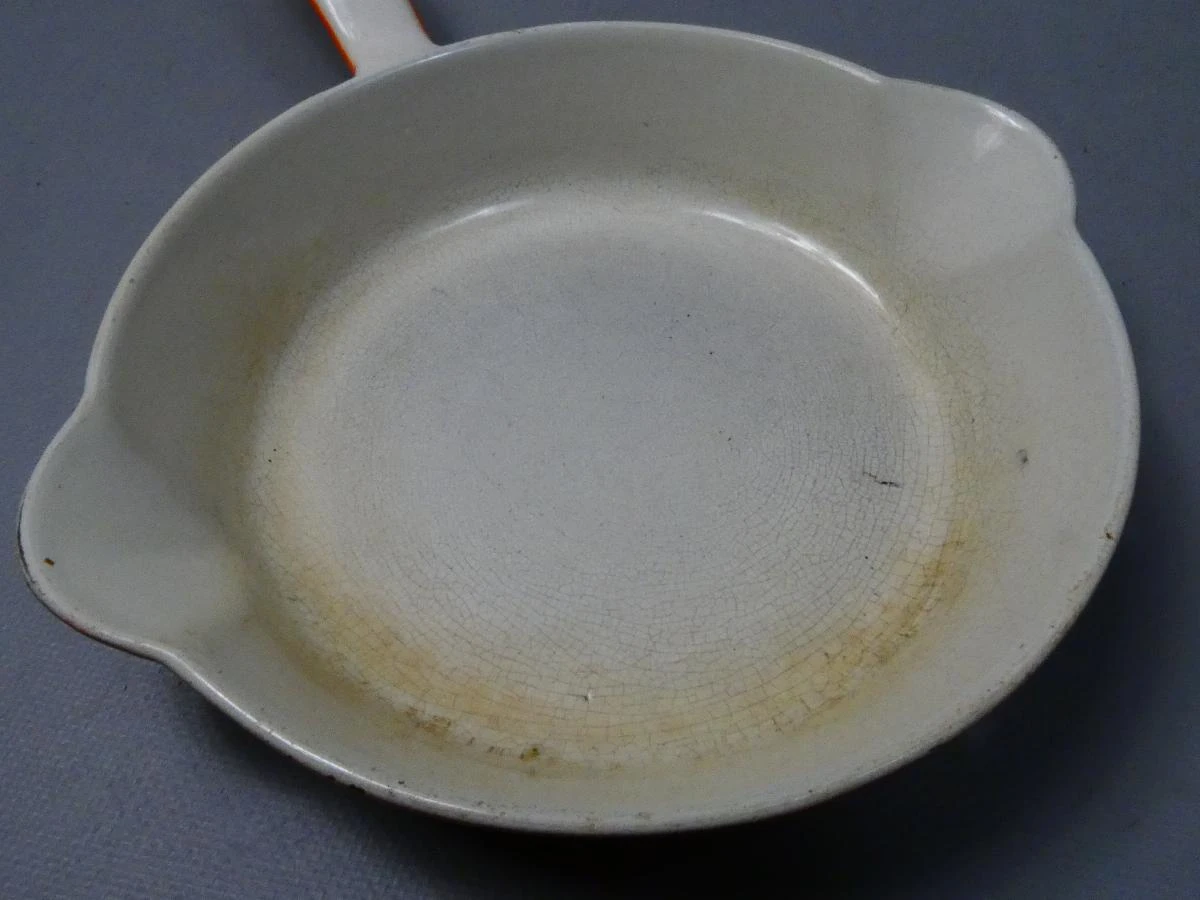 Vintage oranje geëmailleerde braadpan met handvat