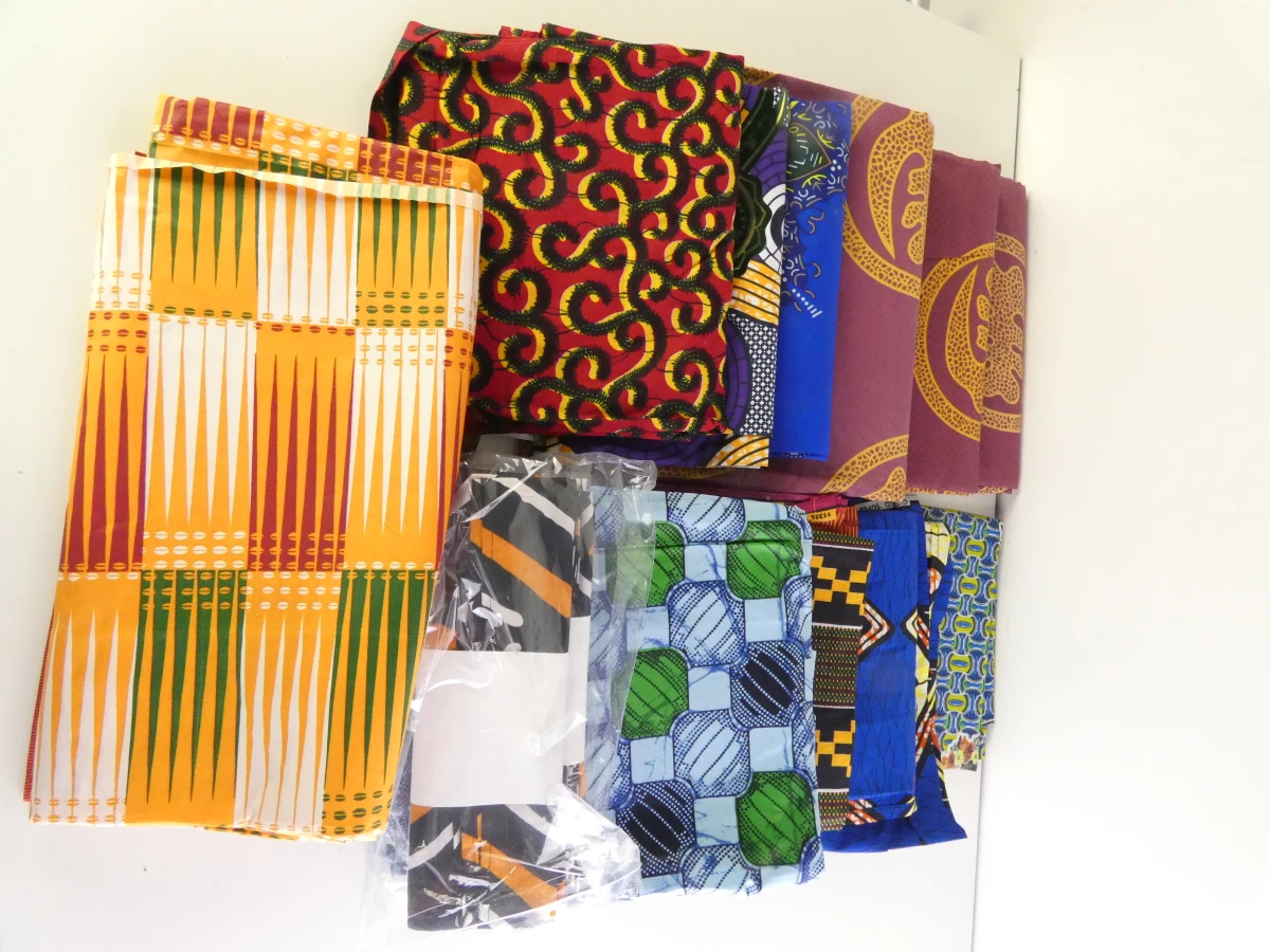 Set van kleurrijke Afrikaanse waxprints en headwraps