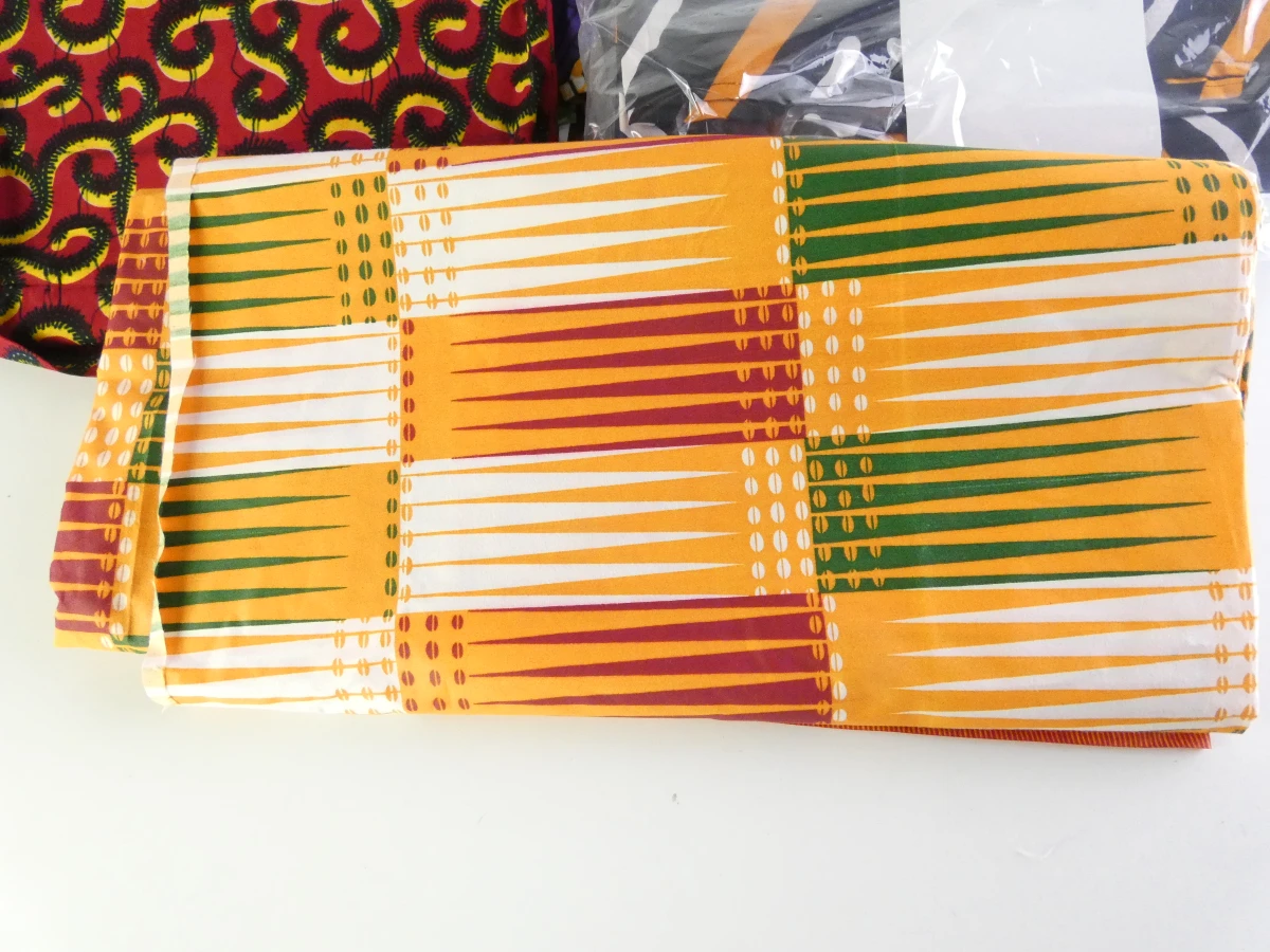 Set van kleurrijke Afrikaanse waxprints en headwraps