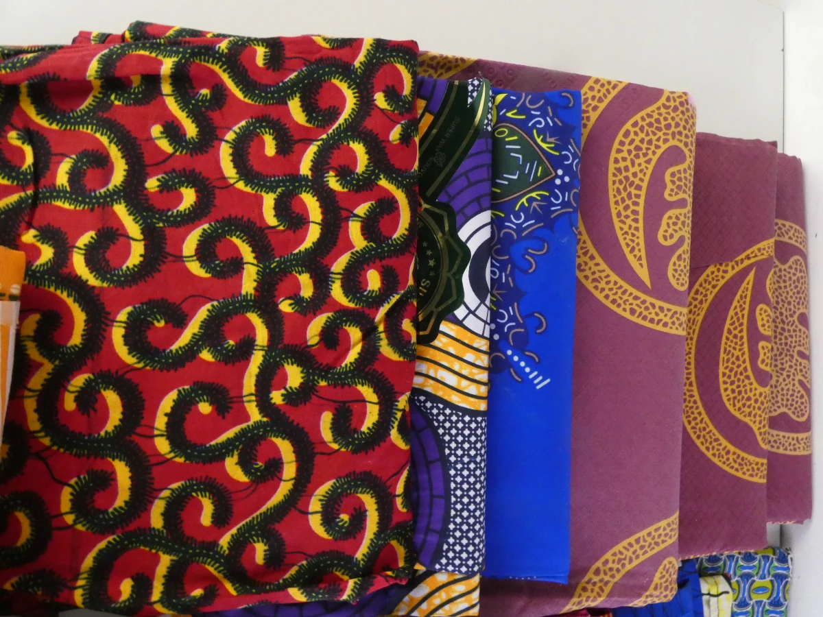 Set van kleurrijke Afrikaanse waxprints en headwraps